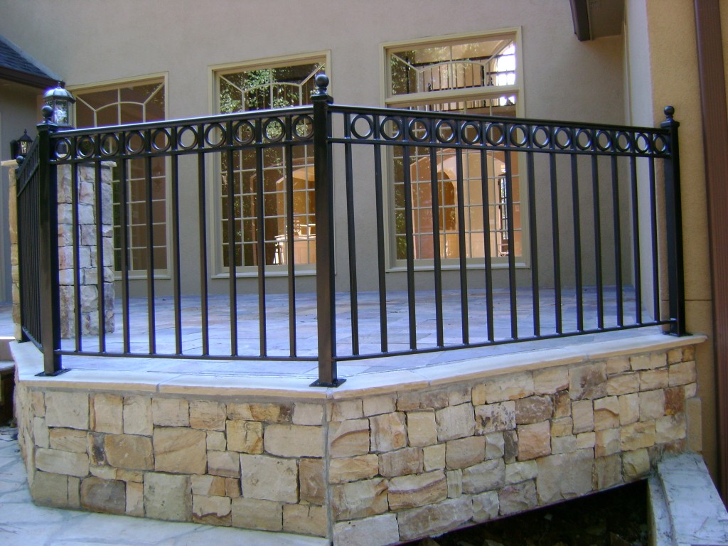 A classic look on this Atlanta patio with black spindles